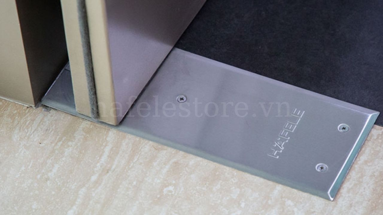 Bản lề âm sàn được lắp đặt ẩn dưới sàn