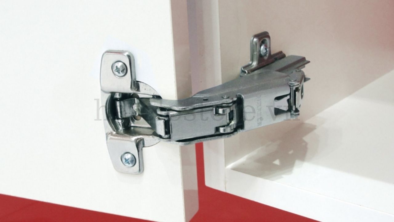Bản lề bật 165 độ giúp mở rộng tối đa cho tủ góc