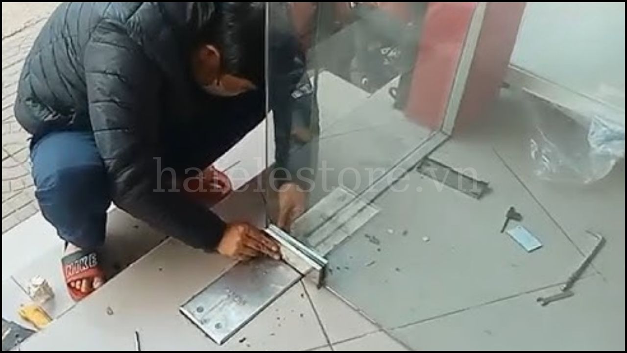 Bản lề thủy lực có thể gặp hiện tượng mất dầu hoặc thay đổi áp suất bên trong