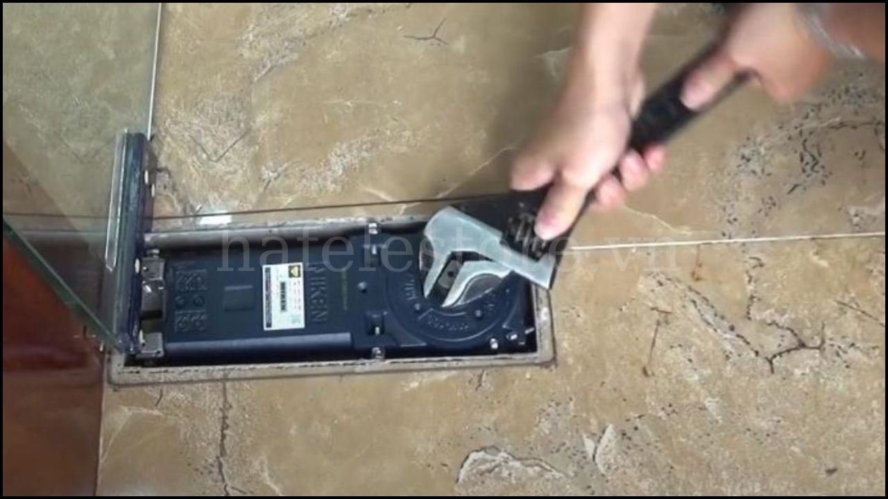 Cách Chỉnh Bản Lề Sàn Khi Cửa Bị Lệch Tâm