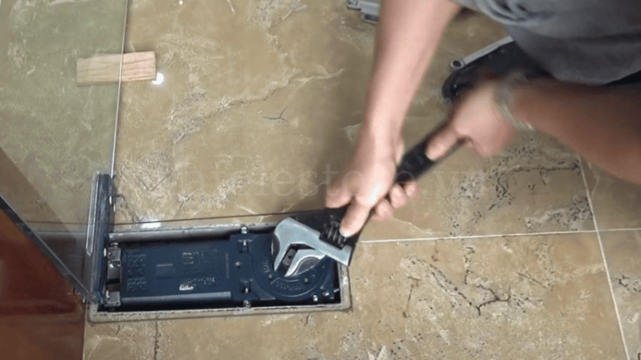 Chỉnh bản lề sàn