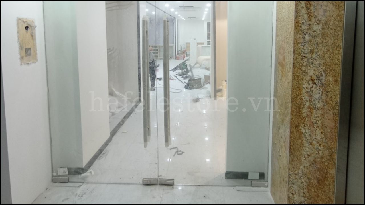 Cửa Kính Đóng Mở Phát Ra Tiếng Kêu