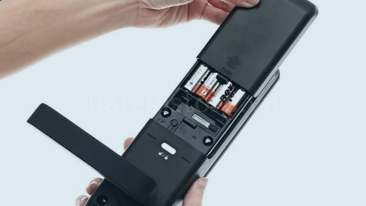 Kiểm tra tình trạng pin thường xuyên giúp khóa hoạt động ổn định