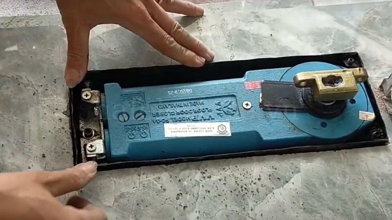Lắp đặt bản lề sàn xuống sàn cố định