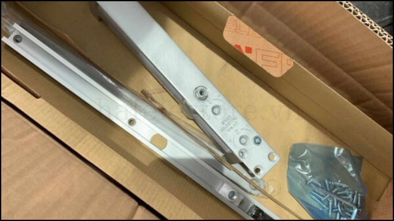 Tay co thủy lực Hafele đạt chuẩn EN đều có tem hoặc ký hiệu EN