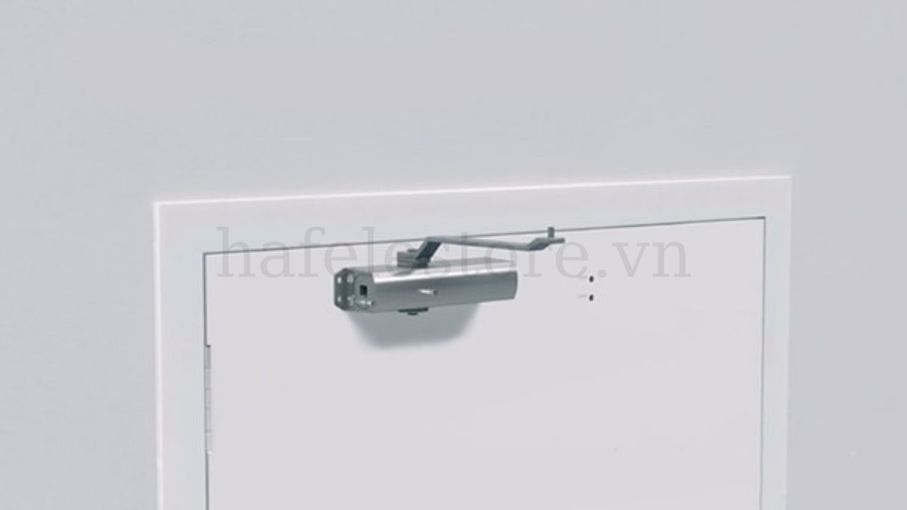 Tay co thủy lực còn đóng vai trò giúp bảo vệ và duy trì tuổi thọ cho cửa
