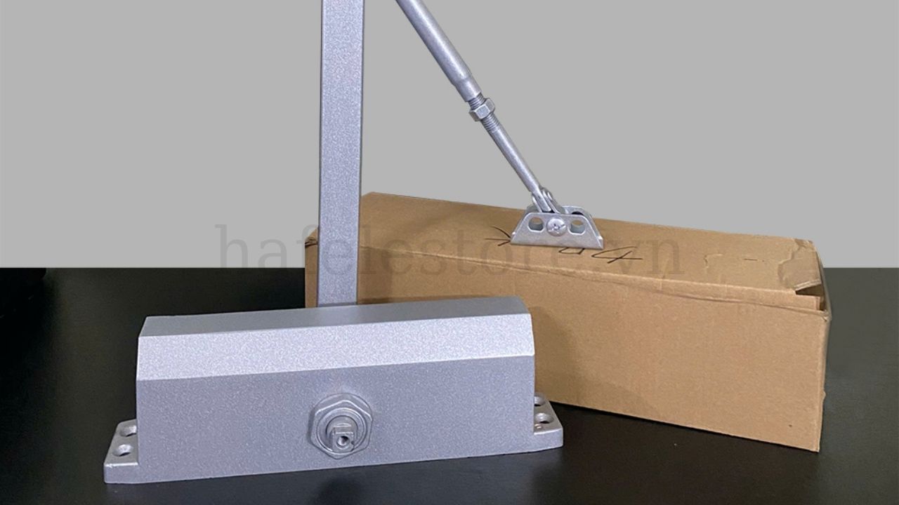 Tay co thủy lực là thiết bị giúp cửa tự động đóng lại nhẹ nhàng