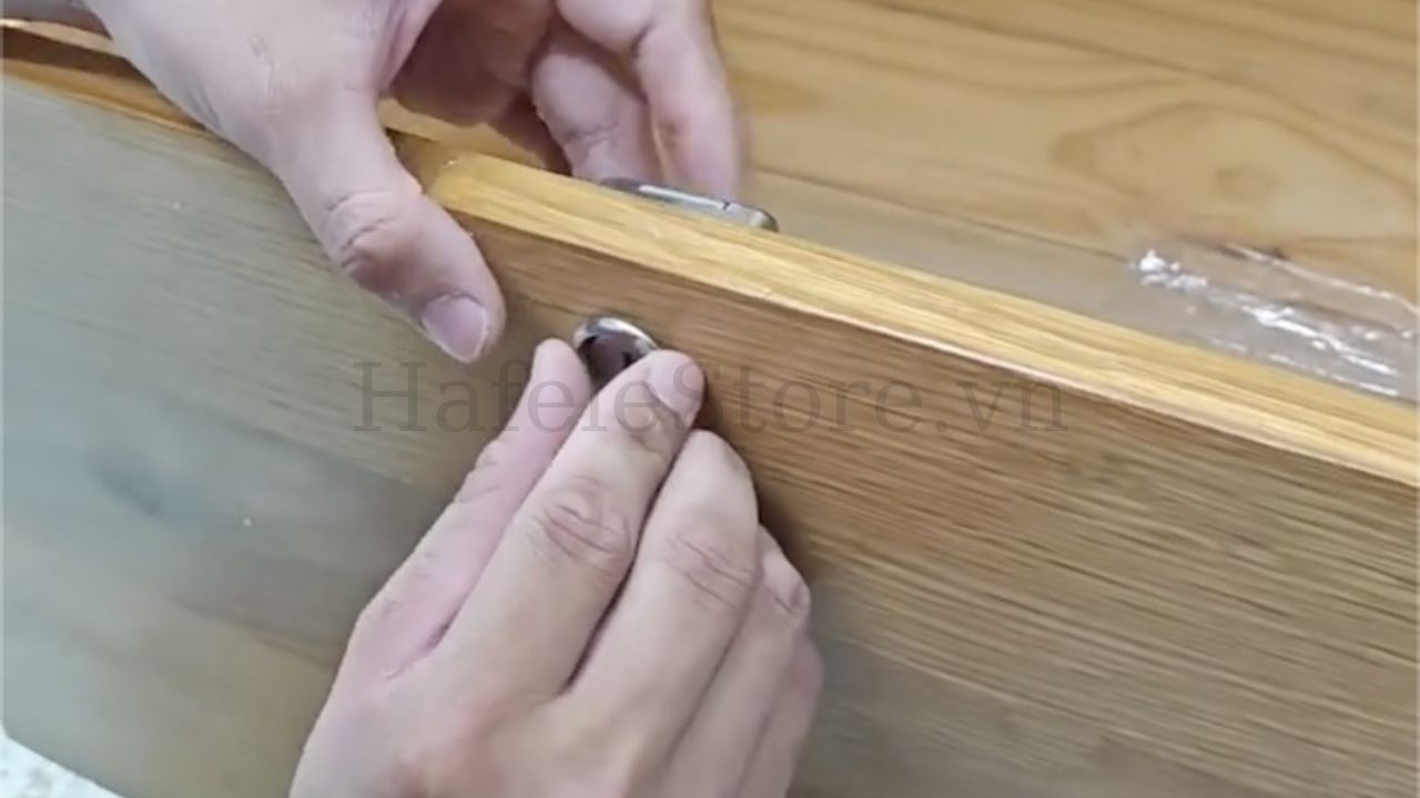 Cách lắp ổ khóa tủ Hafele đơn giản