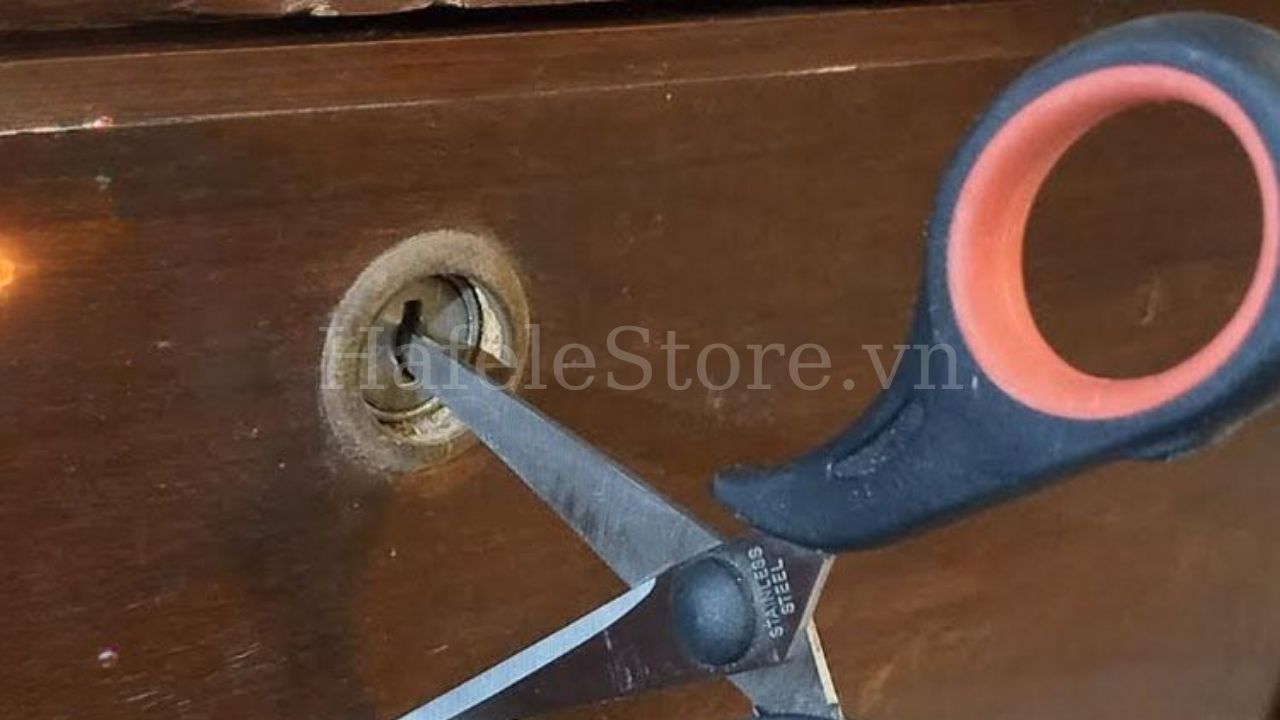 Cách mở khóa tủ bằng kéo