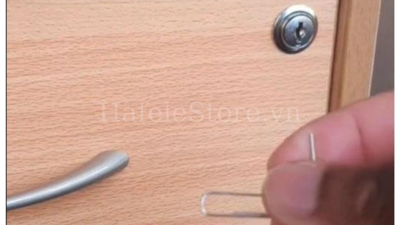 Cách mở khóa tủ bằng kẹp giấy