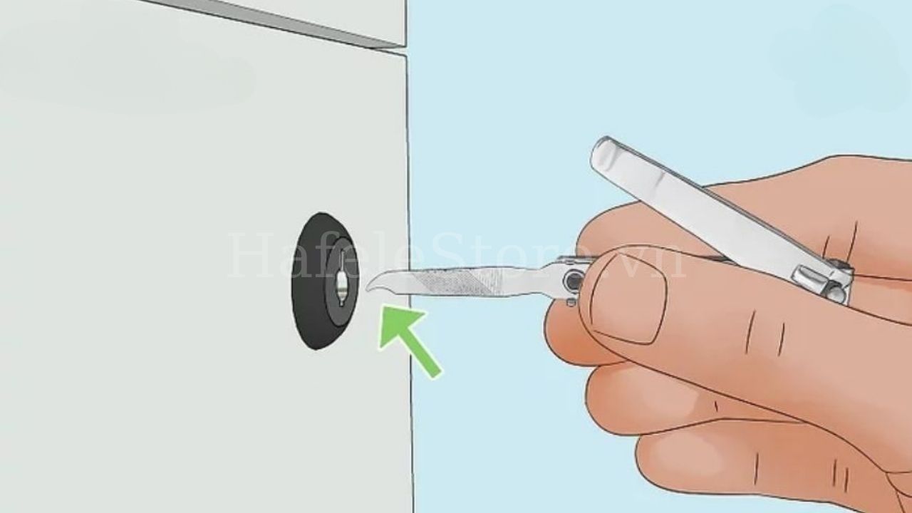 Cách mở khóa tủ bằng nhíp