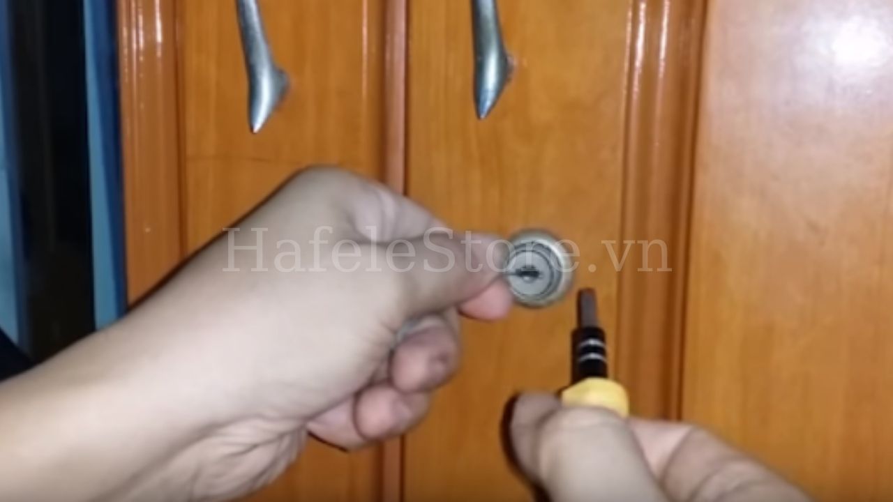 Cách mở khóa tủ bằng tua vít