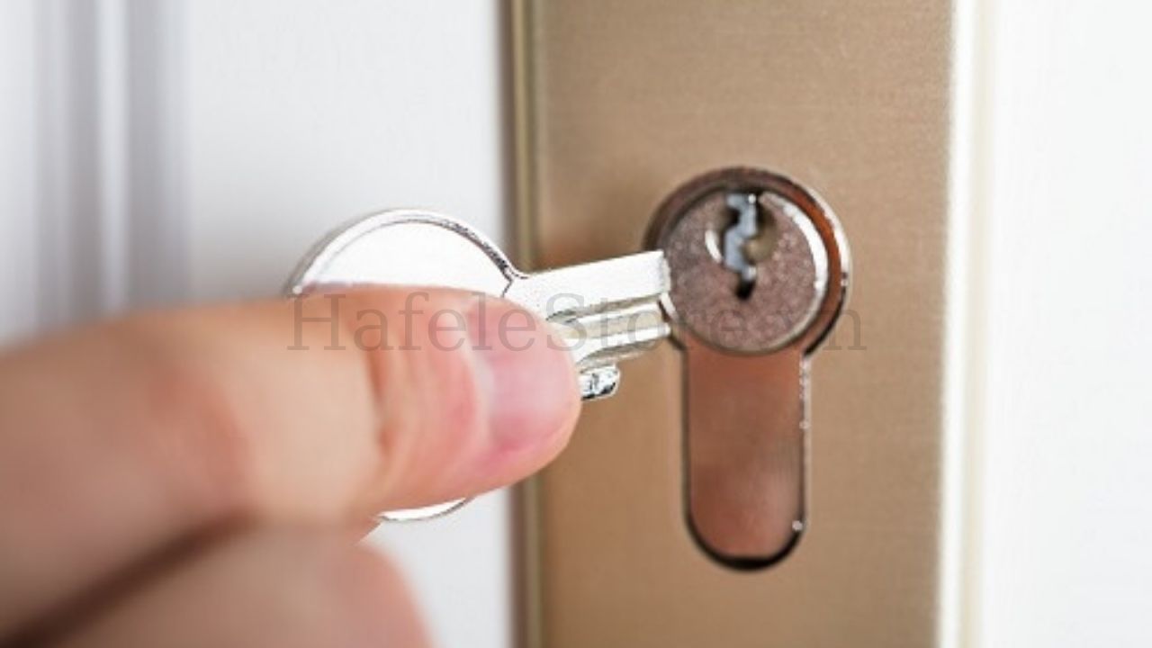 Cách mở khóa tủ bị kẹt đơn giản