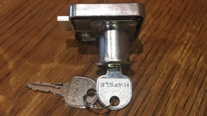 Những lưu ý để duy trì vẻ đẹp và độ bền cho khóa tủ gỗ Hafele