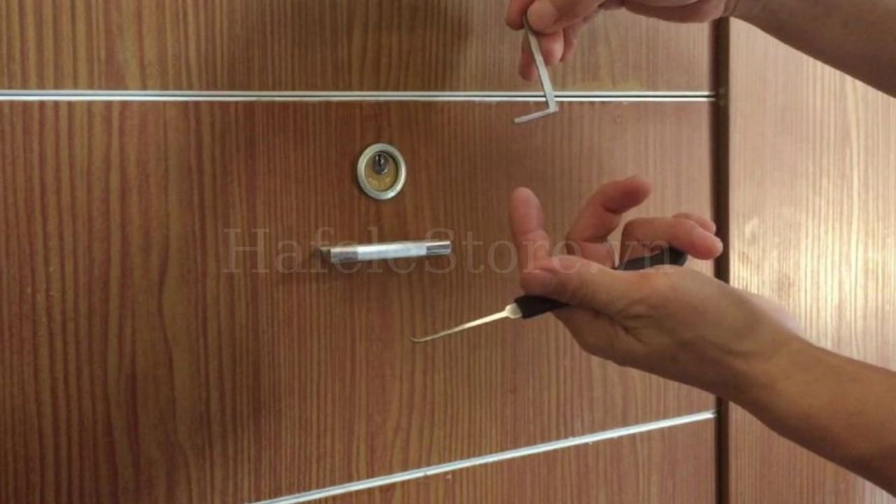 Những lưu ý khi tự mở khóa tủ gỗ tại nhà