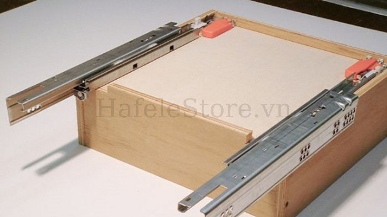 Trải nghiệm thực tế và lưu ý khi thi công ray trượt ẩn dưới đáy